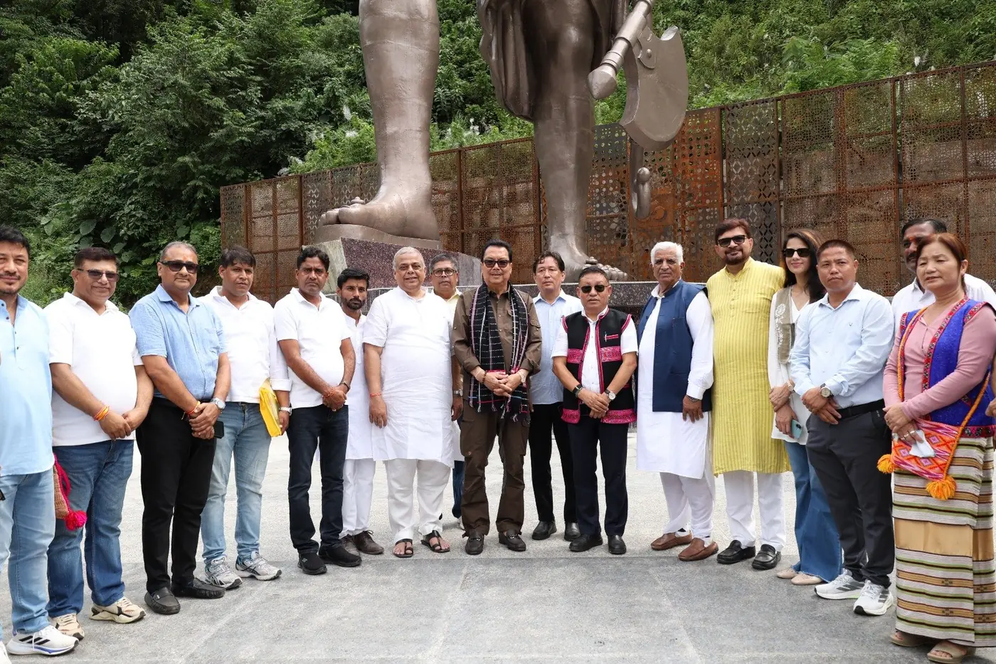 प्रतिमा स्थल पर स्थानीय प्रतिनिधि और विप्र फाउण्डेशन के सदस्य